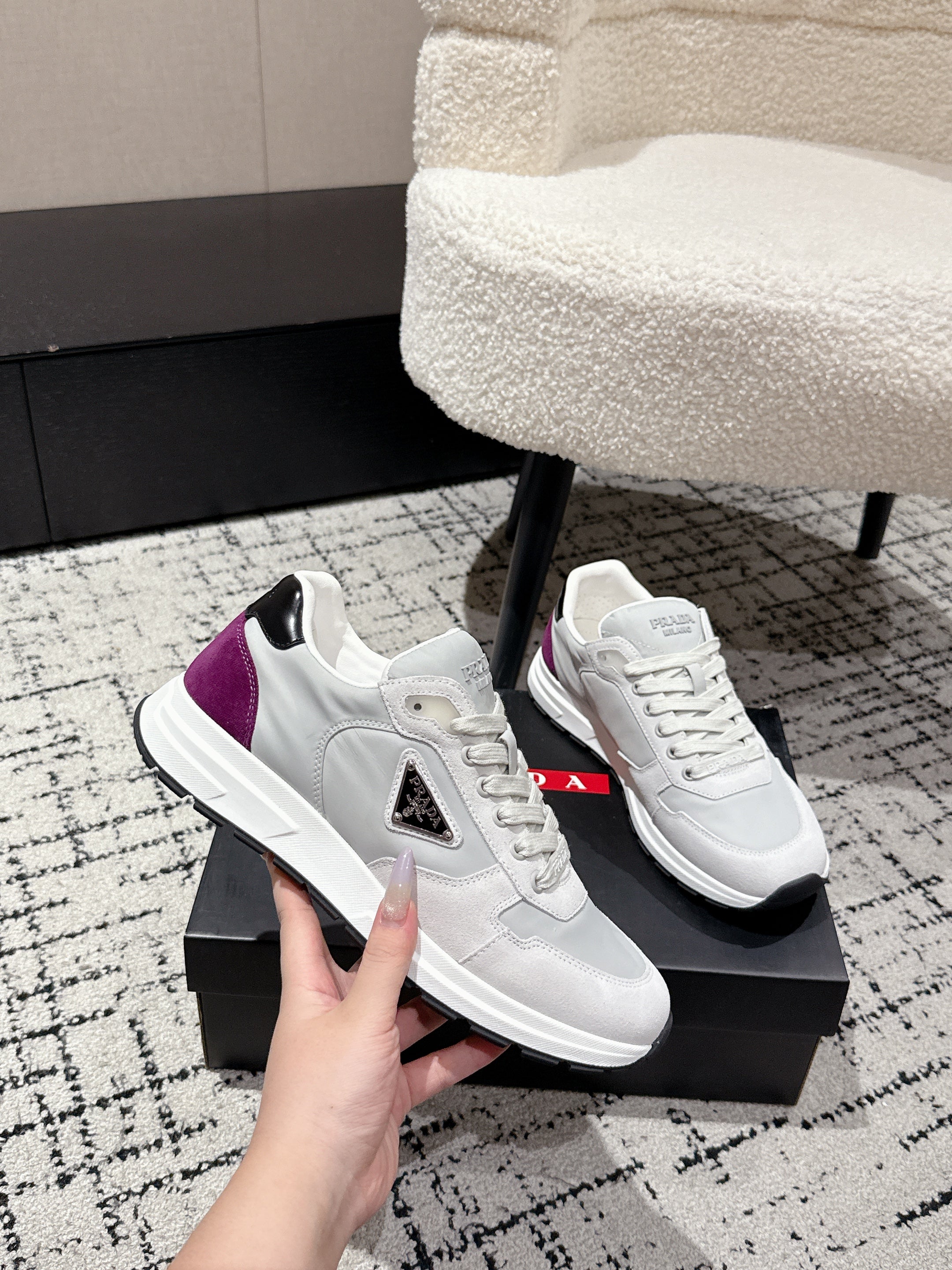PRADA 25S MEN SNEAKERS LOGO IN WHITE AND MULBERRY NUBUCK AND CANVAS