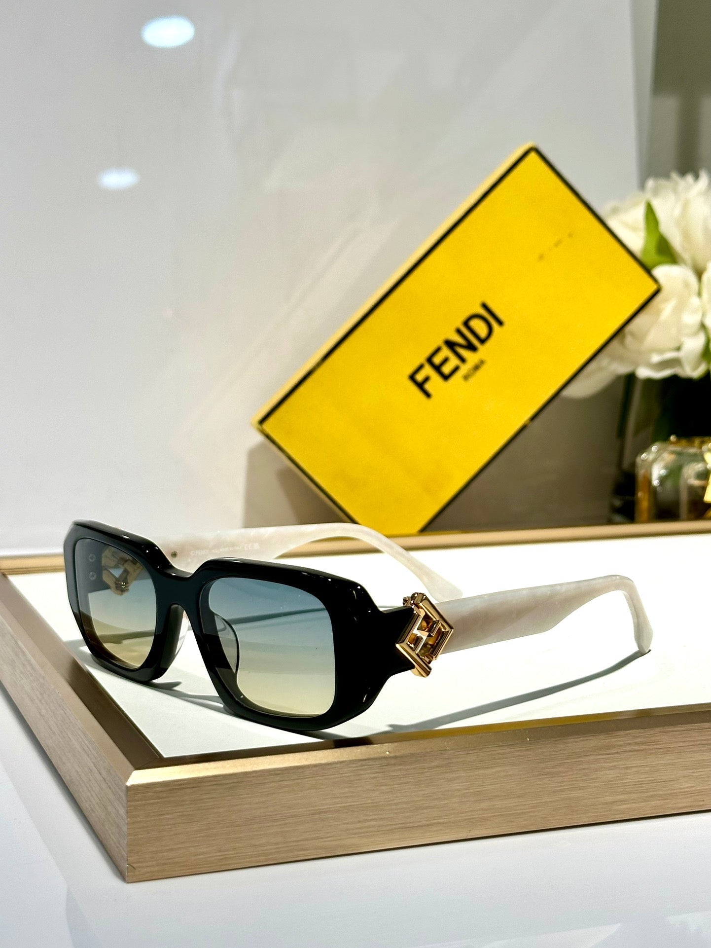 ROMA RECTANGULAR FRAME SUNGLASSES FE40151U IN ACETATE